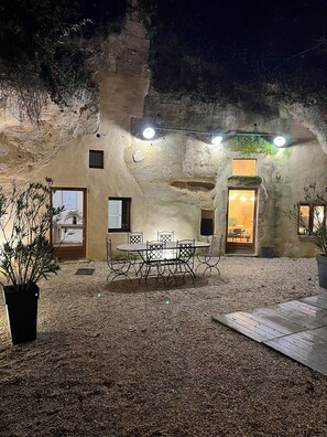Outdoor dining - Entre Nous "Au Troglo" Troglodyte house with jacuzzi (Doué la Fontaine)