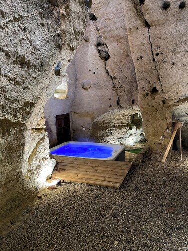 Entre Nous "Au Troglo" Troglodyte house with jacuzzi