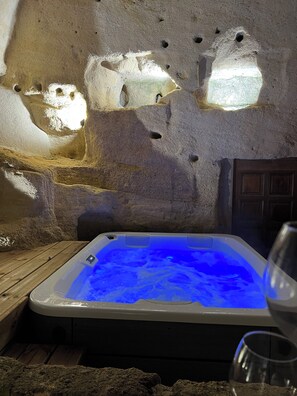 Interior - Entre Nous "Au Troglo" Troglodyte house with jacuzzi (Doué la Fontaine)