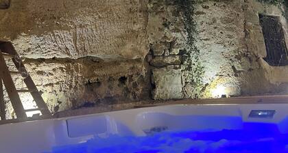 Entre Nous "Au Troglo"
Maison Troglodyte avec jacuzzi