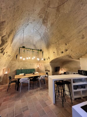 Dining - Entre Nous "Au Troglo" Troglodyte house with jacuzzi (Doué la Fontaine)