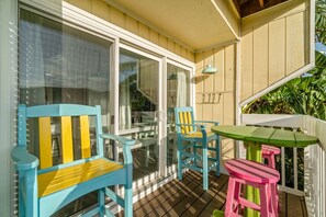 Outdoor dining - Newly Renovated Condo - Private Beach (Destin)
