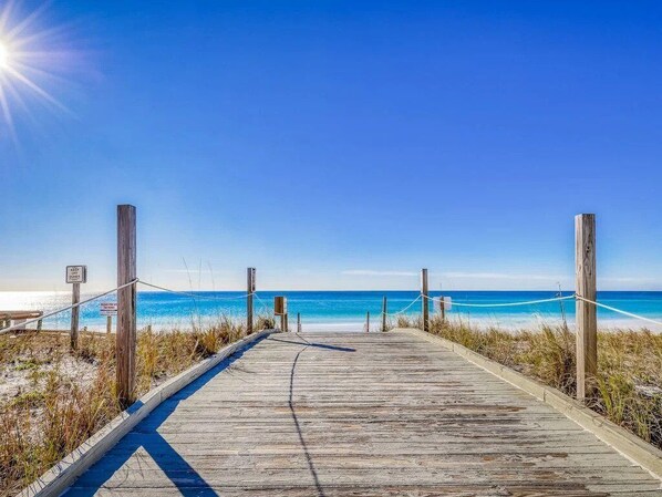 Sun-loungers - Newly Renovated Condo - Private Beach (Destin)