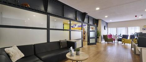 Coin salon dans le hall