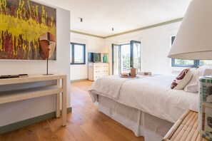 6 bedrooms, iron/ironing board, internet, bed sheets