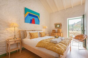 2 slaapkamers, een strijkplank/strijkijzer, internet, beddengoed