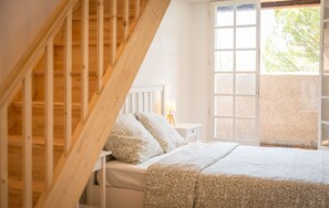 5 habitaciones, tabla de planchar con plancha y acceso a internet