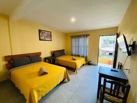 Habitación doble, 2 camas dobles | Espacio para trabajar con un portátil y wifi gratis