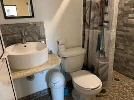 Habitación doble, 2 camas dobles | Baño | Ducha, toallas, jabón y champú