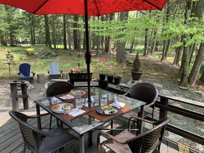 Outdoor dining - Enchanted Fox Dell Cottage (Smallwood)