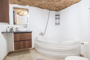 Regadera, secadora de cabello, toallas 