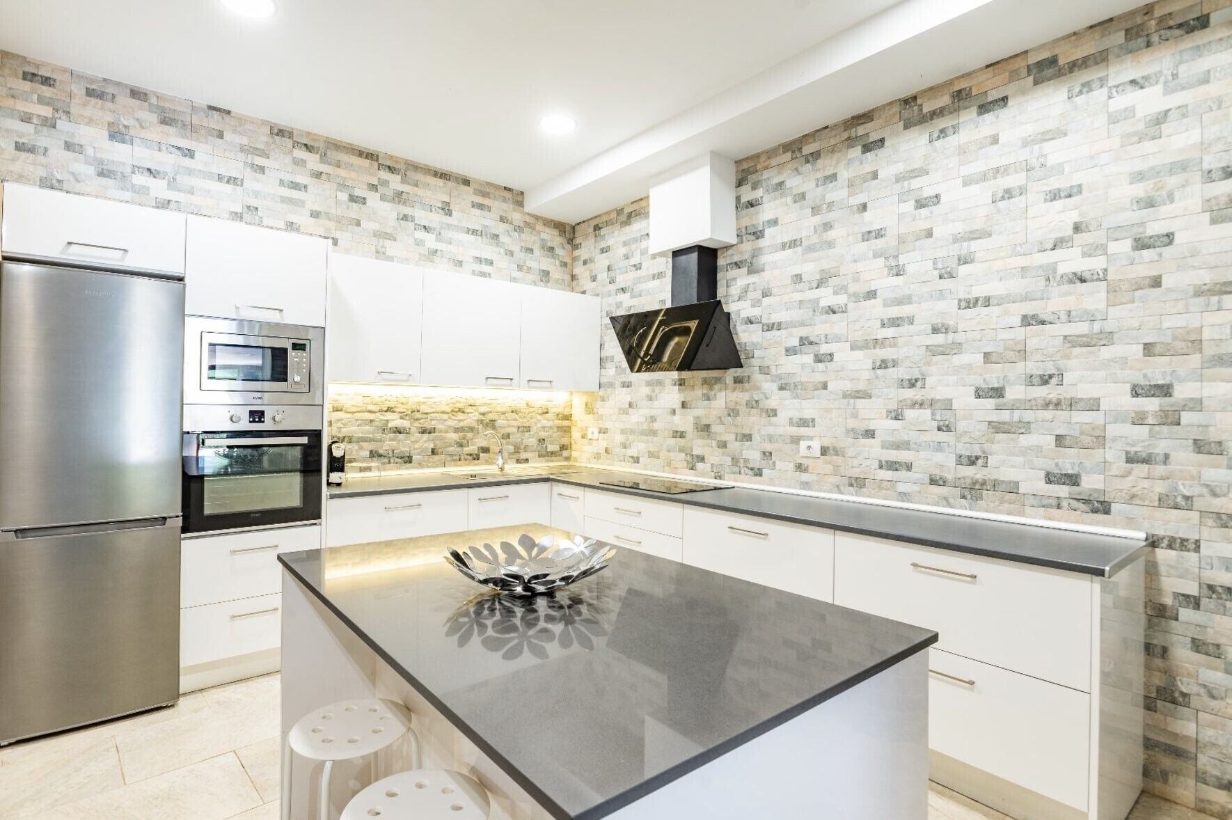 Refrigerador, microondas, horno y parrilla de estufa 