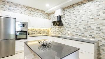 Refrigerador, microondas, horno y parrilla de estufa