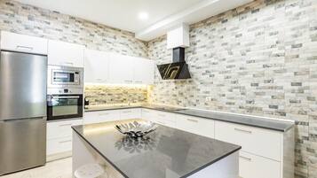 Frigorífic, microones, forn i placa de cuina