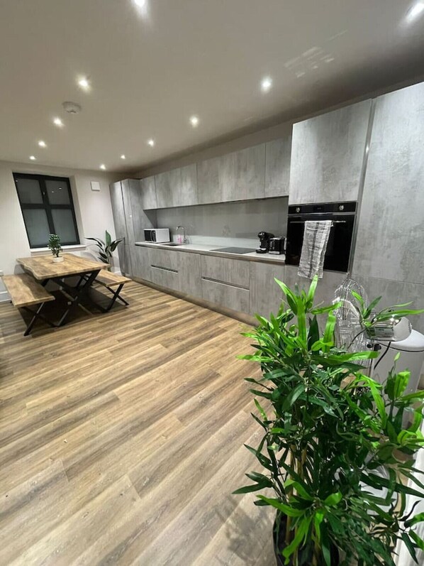 Micro-ondes, four, plaque de cuisson, lave-vaisselle