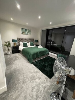 3 室のベッドルーム、デスク、アイロン / アイロン台、WiFi (無料)