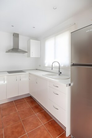 Jääkaappi, uuni, liesi, kahvin-/teenkeitin