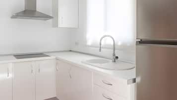 Fridge, oven, stovetop, coffee/tea maker