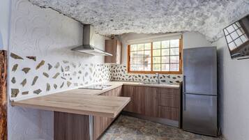 Køleskab, kogeplade, kaffe-/temaskine, køkkentøj/tallerkener/redskaber