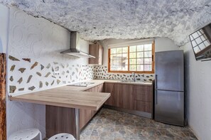 Refrigerador, placa de cocina, cafetera/tetera, utensilios de cocina