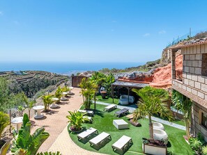 A rooftop terrace with outdoor seating and a view of the ocean. - Vacation Home 'Maday' with Sea View, Shared Pool and Wi-Fi (Arico)
