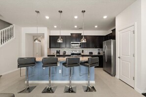 雪櫃、微波爐、焗爐、爐具