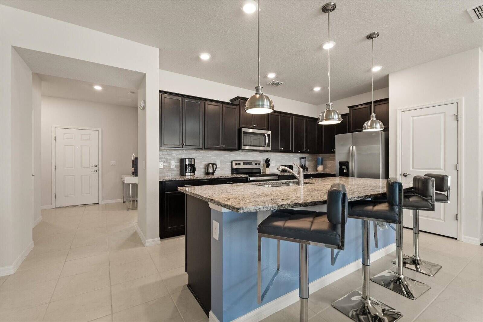 Køleskab, mikrobølgeovn, ovn, kogeplade