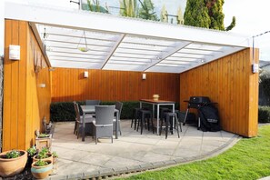 Outdoor dining - Travel together - Stay together. (Feilding)