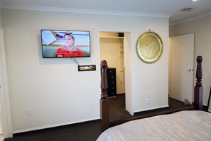 3 bedrooms, iron/ironing board, free WiFi, bed sheets