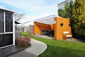 Outdoor dining - Travel together - Stay together. (Feilding)