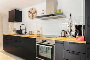 Fridge, oven, stovetop, dishwasher