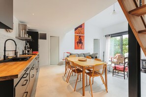 Kjøleskap, ovn, kokeplater og oppvaskmaskin