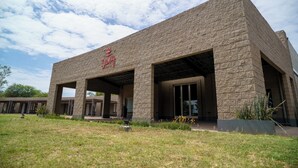 Um edifício com fachada de pedra e uma placa com o nome 'Sandy'.