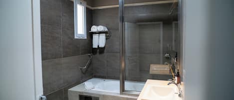 Superior Twin Room | Bathroom | Soap, shampoo, toilet paper