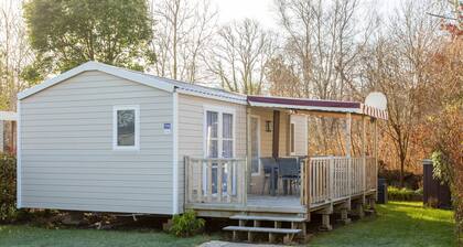 Wohnwagen 'Sur Pont-Aven' mit privater Terrasse, privatem Garten und WLAN