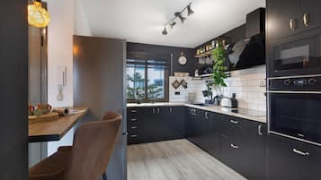 Jääkaappi, mikroaaltouuni, uuni, liesi