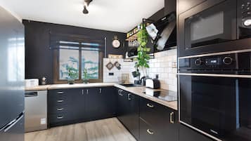 Refrigerador, microondas, horno y parrilla de estufa