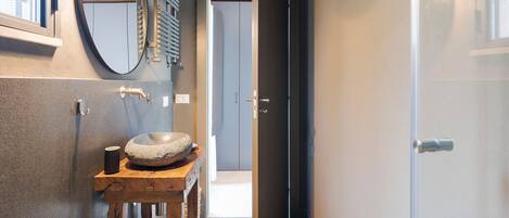 Chuveiro, toalhas de banho