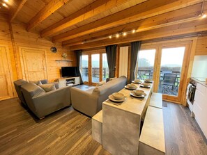 TV, books - Beautiful Countryside Lodge with Outstanding Views - Pass the Keys (Dumfries)