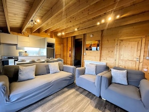 TV, books - Beautiful Countryside Lodge with Outstanding Views - Pass the Keys (Dumfries)