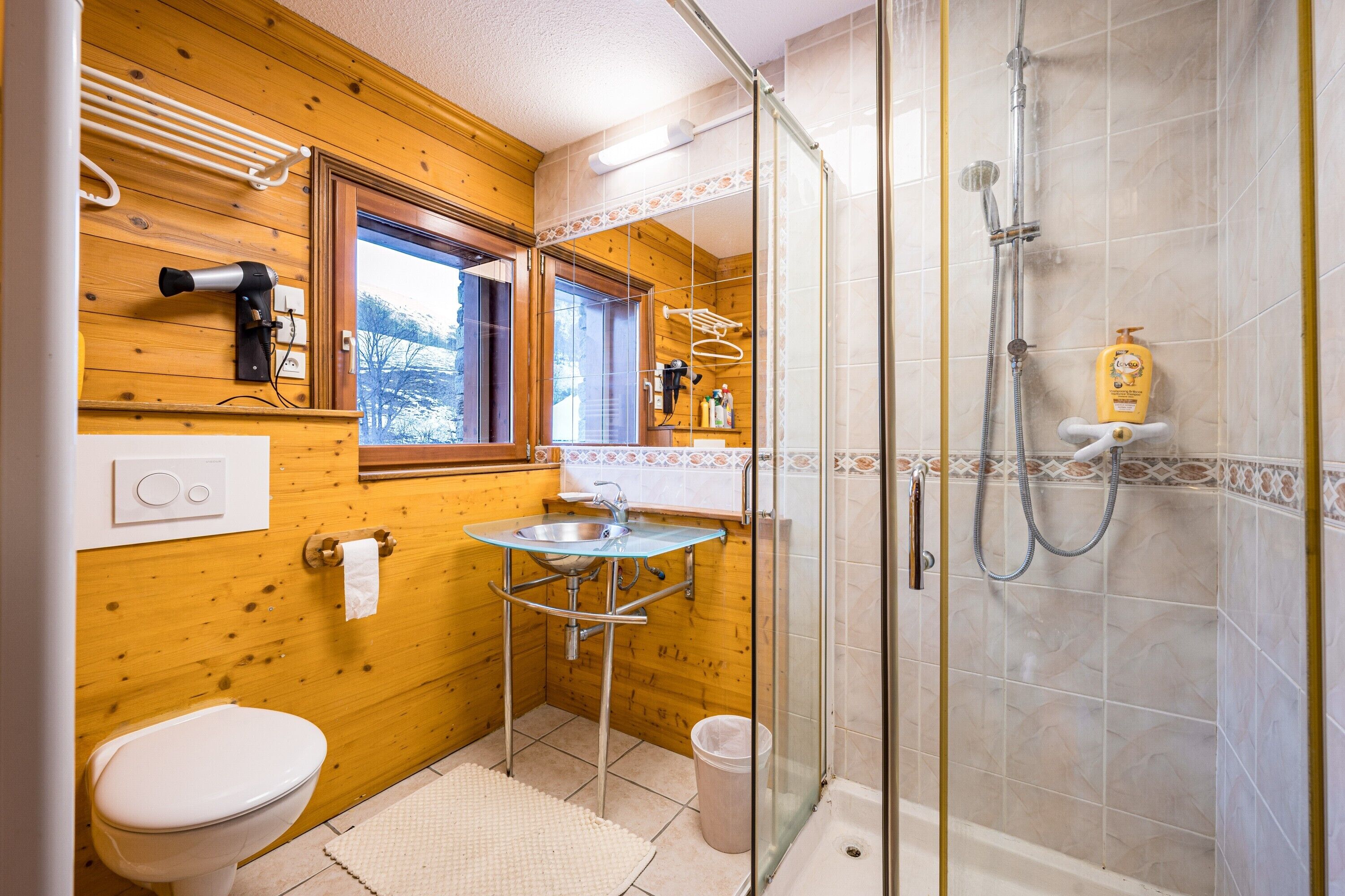 Un baño con inodoro, lavabo y ducha.