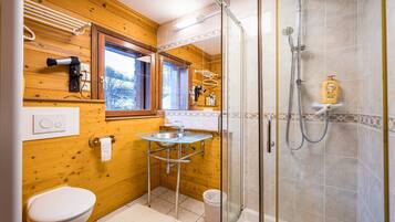Un baño con inodoro, lavabo y ducha.
