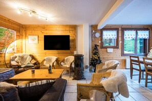 TV, fireplace - Chalet 'Genepi - 14p' with Mountain Views, Private Terrace, and Wi-Fi (Les Belleville)