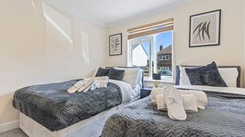 2 bedrooms, iron/ironing board, internet, bed sheets