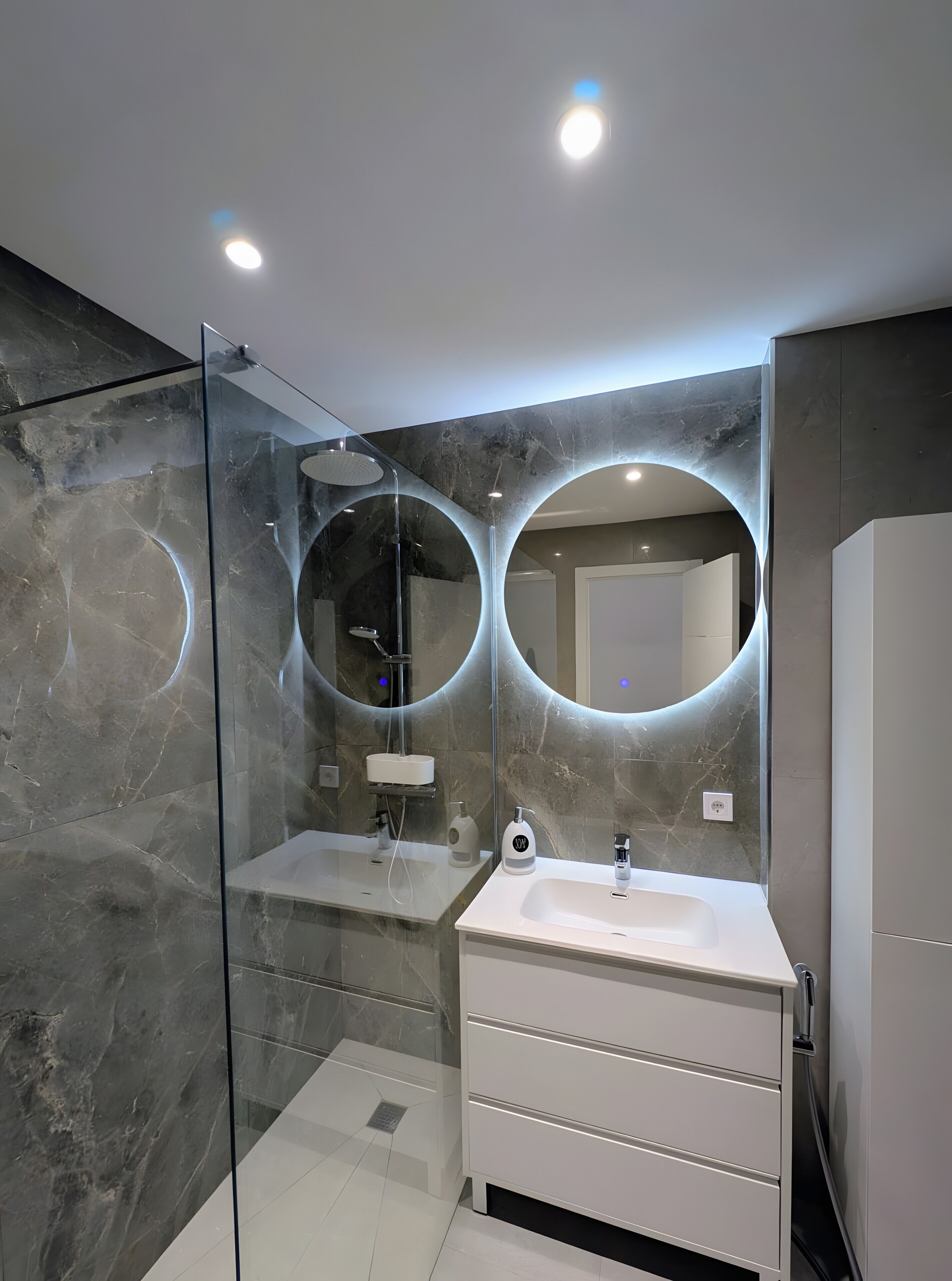 Een douche, handdoeken