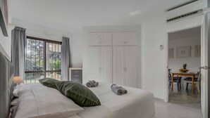 A hotel room with a bed, a desk, and a dining area. - Apartment 'Calahonda Park' with Sea View, Wi-Fi and Air Conditioning (Calahonda)