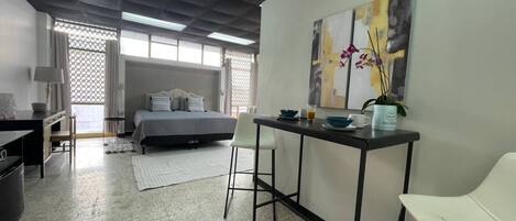 1 slaapkamer, een strijkplank/strijkijzer, wifi