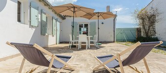 Charming Holiday Home in Loix – Sea View, 4 Bedrooms, Terrace, Close to Beach