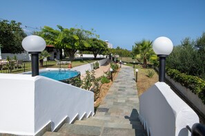 Outdoor pool - Charming 3-bedroom villa in wonderful Kamisiana with AC, WiFi (Kamisiana)
