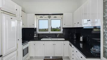 冷蔵庫、オーブン、食器洗い機、コーヒー / ティーメーカー